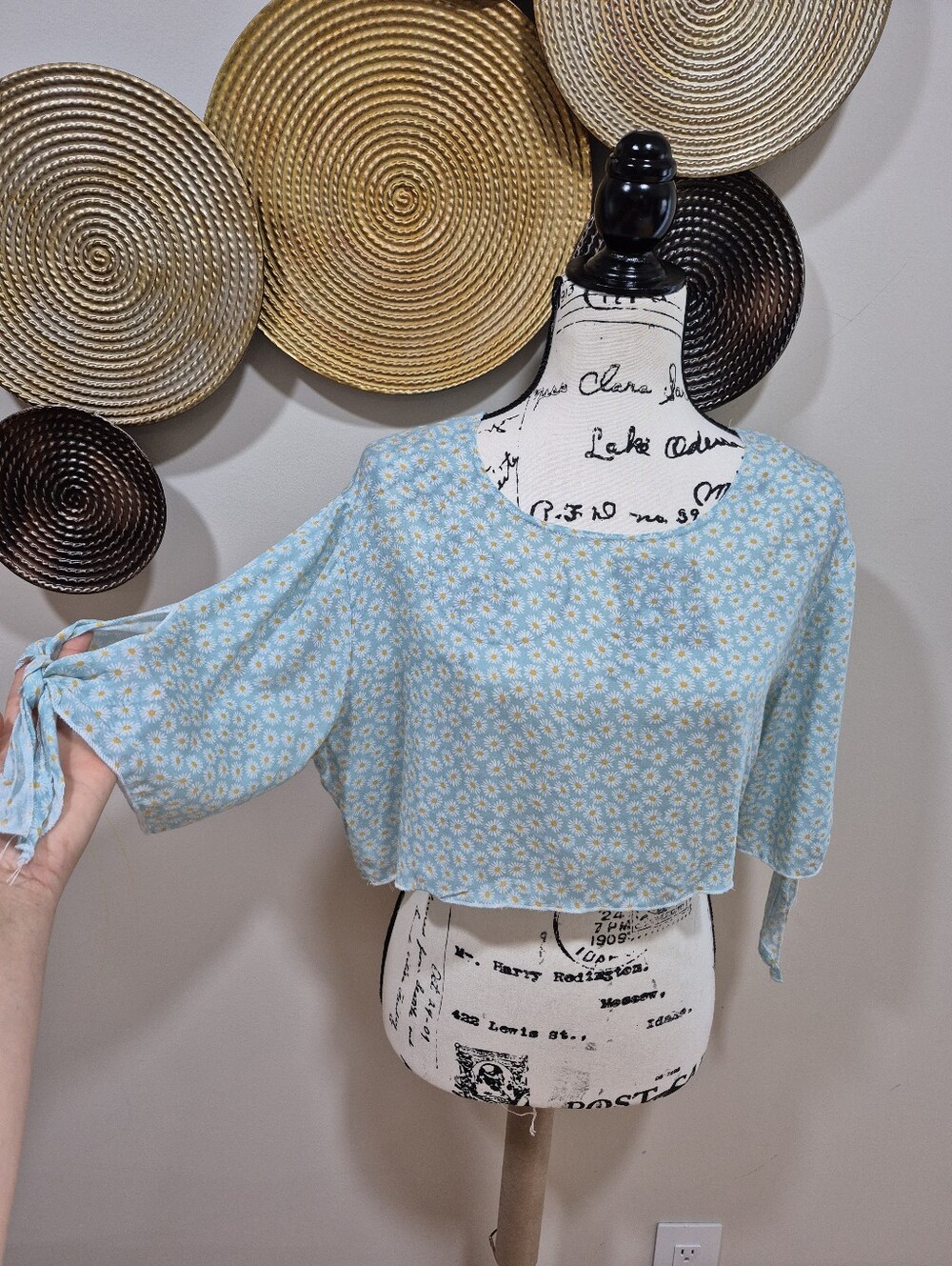 Light Blue Daisy Print Tie-Sleeve Crop Top Size Large.